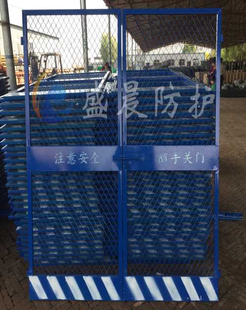 基坑防护栏 施工电梯防护门租赁 安平县盛晨丝网有限公司
