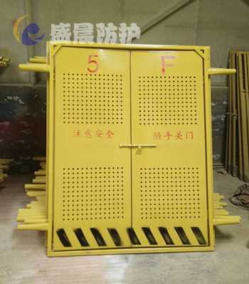 北京施工电梯安全门现货 厂家销售电梯安全门 安平县盛晨丝网有限公司