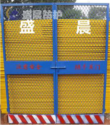 工地用人货电梯防护门 安平建筑基坑护栏厂家 安平县盛晨丝网有限公司